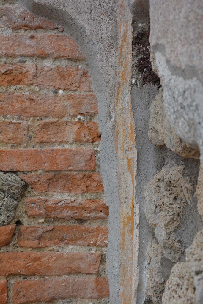 IX.5.10 Pompeii. May 2017. Detail of remaining painted decoration on east side of entrance doorway.
Foto Christian Beck, ERC Grant 681269 DÉCOR.