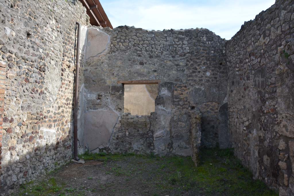 IX.5.10 Pompeii. March 2017. Looking towards south wall with window into IX.5.9.
Foto Christian Beck, ERC Grant 681269 DÉCOR.