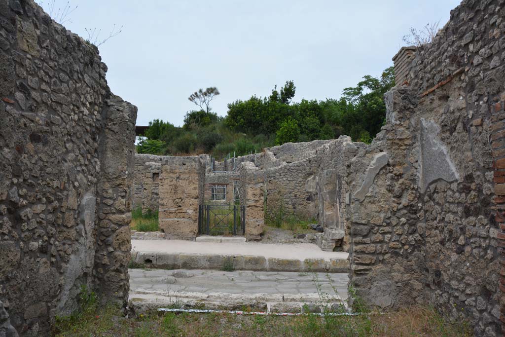IX.5.10 Pompeii. May 2017. Looking north to entrance doorway and doorway threshold onto Via di Nola.
Foto Christian Beck, ERC Grant 681269 DÉCOR.