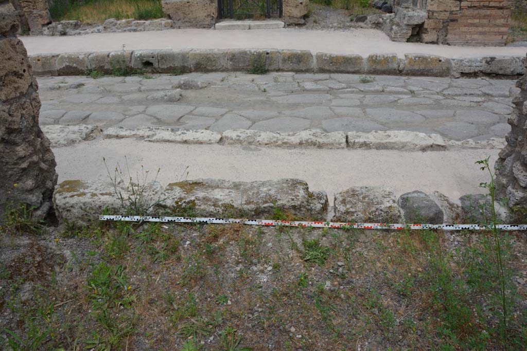 IX.5.10 Pompeii. May 2017. Detail of doorway threshold, looking north.
Foto Christian Beck, ERC Grant 681269 DÉCOR.