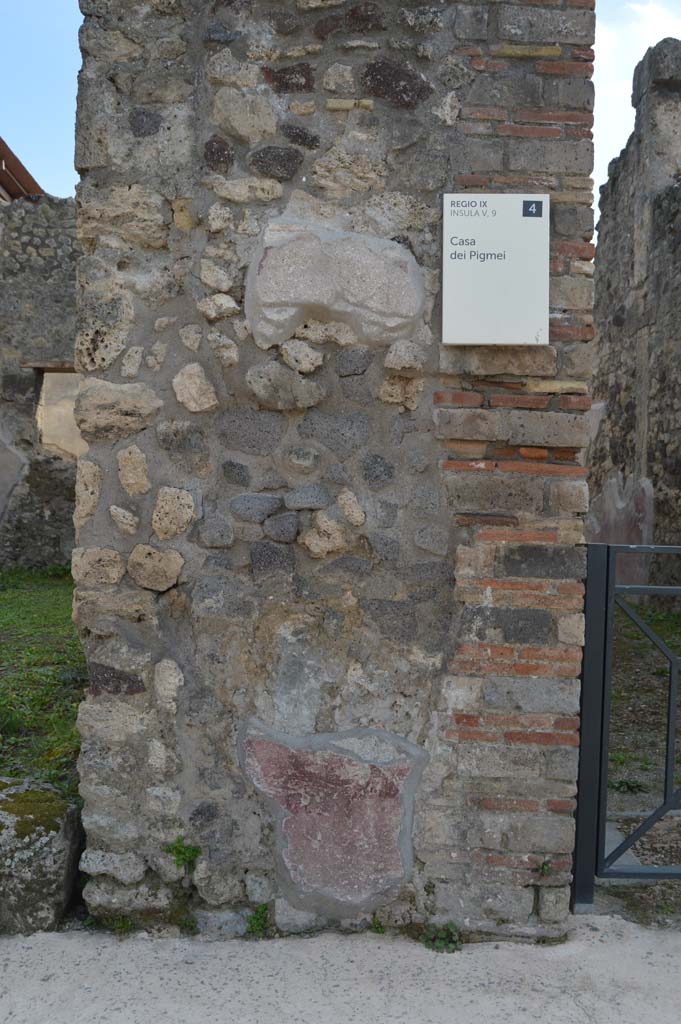 Pilaster between IX.5.10, on left, and IX.5.9, on right, Pompeii. March 2019.
Detail of pilaster and remaining plaster-work.
Foto Taylor Lauritsen, ERC Grant 681269 DÉCOR.