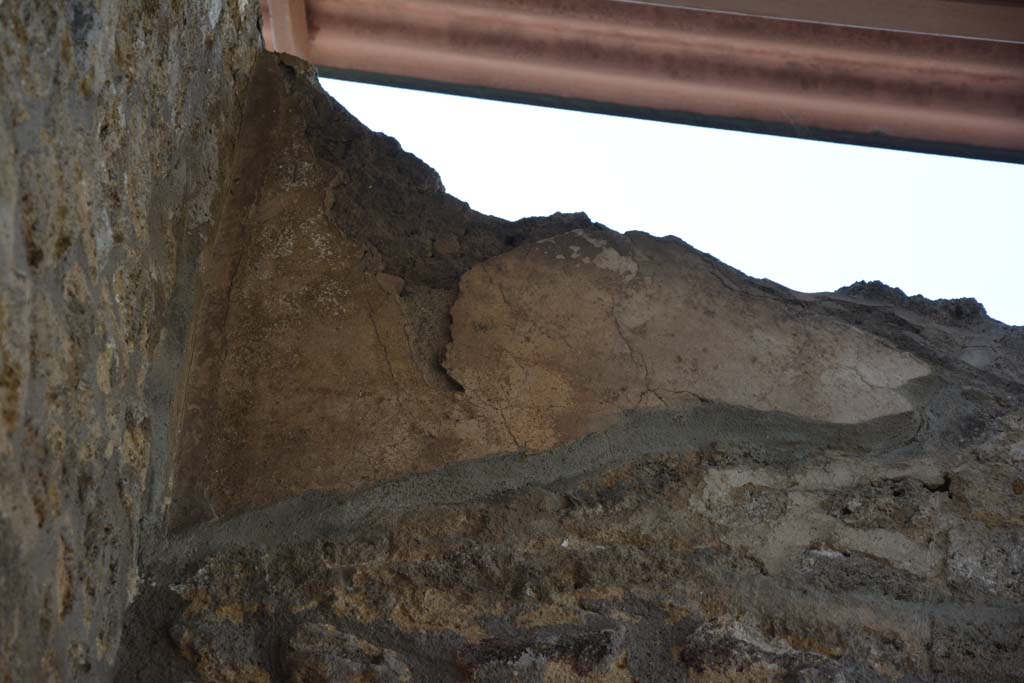 IX.5.11 Pompeii. May 2017. Room e, remaining plaster high on upper north wall.  
Foto Christian Beck, ERC Grant 681269 DCOR.
