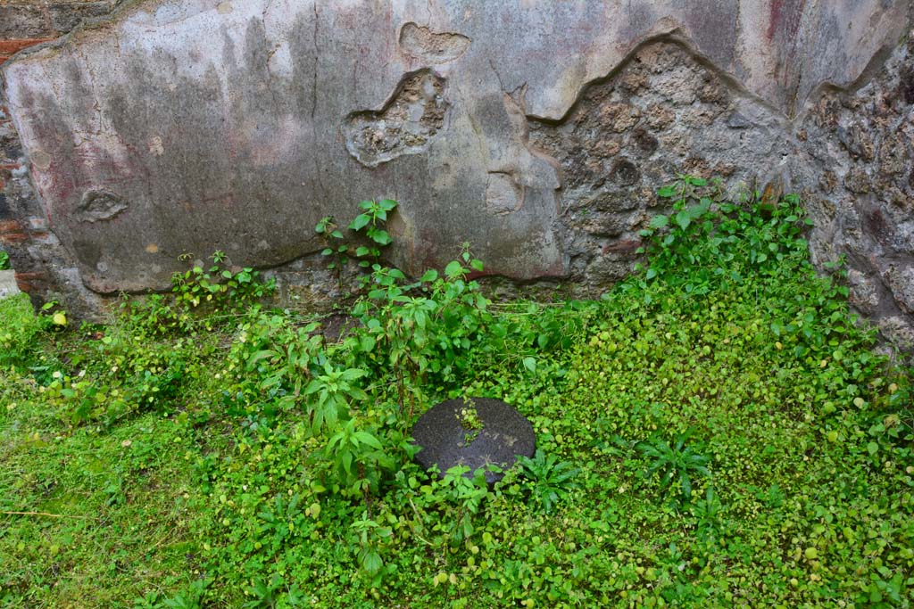 IX.5.11 Pompeii. March 2017. Room c, looking towards lower south wall and south-west corner, with stone object nearby.    
Foto Christian Beck, ERC Grant 681269 DCOR

