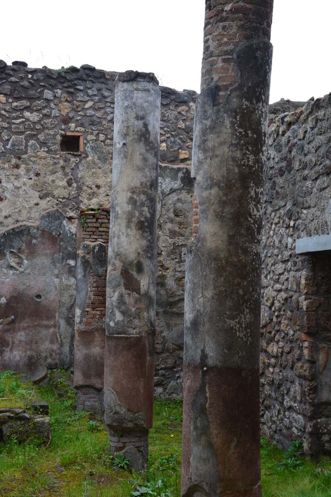 IX.5.11 Pompeii. March 2017. Peristyle n, looking south along west side of peristyle.
Foto Christian Beck, ERC Grant 681269 DÉCOR.
