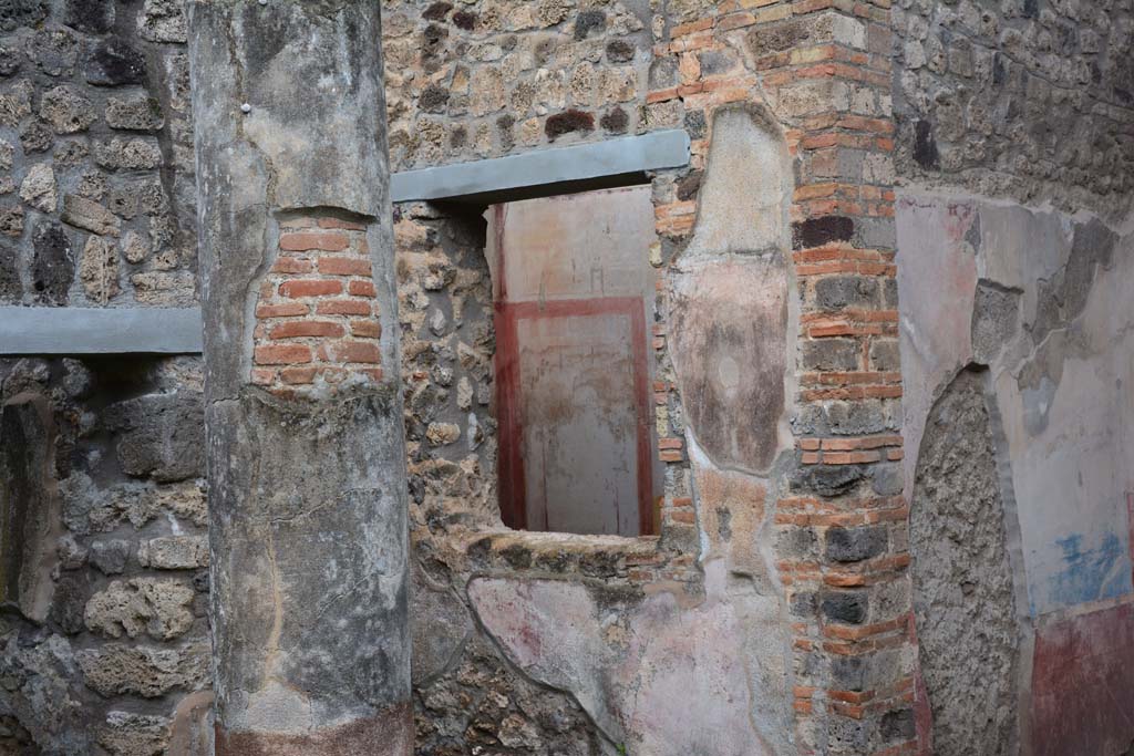 IX.5.11 Pompeii. March 2017. 
Peristyle n, north-west corner, doorway to room u, on left, window to room k, in centre, and west wall of tablinum, on right.
Foto Christian Beck, ERC Grant 681269 DCOR.
