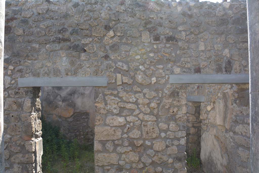 IX.5.11 Pompeii. May 2017. Peristyle n, looking west towards upper doorways to rooms p, on left, and room o, on right.
Foto Christian Beck, ERC Grant 681269 DÉCOR.

