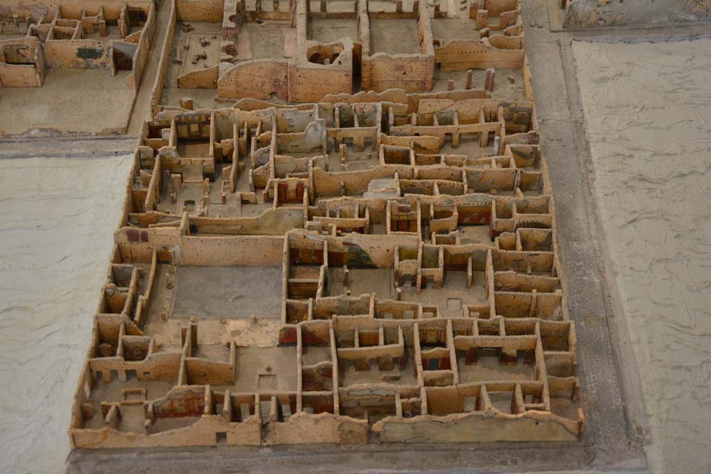 IX.5, Pompeii. July 2017. Looking west across insula, with Central Baths, at top, Via di Nola, on right, Vicolo del Centenario, lower.
From cork model in Naples Archaeological Museum.
Foto Annette Haug, ERC Grant 681269 DÉCOR.
