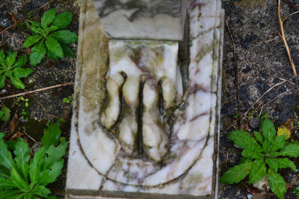 IX.5.11 Pompeii. March 2017. Atrium b, foot at north end of marble table at west side of rear of impluvium. 
Foto Christian Beck, ERC Grant 681269 DÉCOR.
