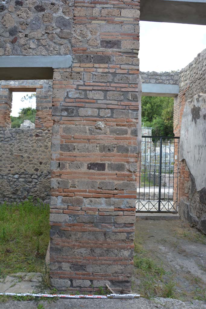 IX.5.11 Pompeii. May 2017.
Room b, north side of atrium, pilaster between room c, on left, and entrance corridor, on right.
Foto Christian Beck, ERC Grant 681269 DÉCOR.