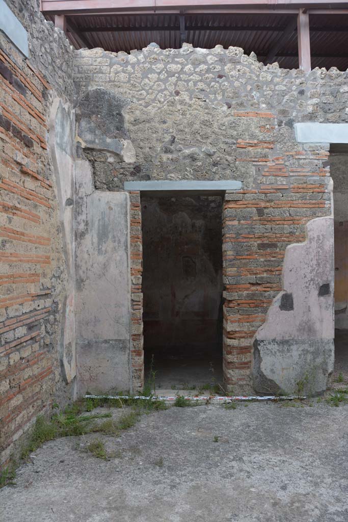 IX.5.11 Pompeii. May 2017.
Looking east to doorway to room g in north-east corner of atrium b.
Foto Christian Beck, ERC Grant 681269 DÉCOR