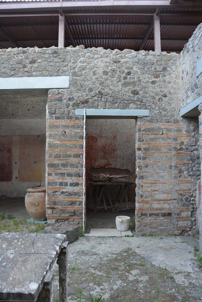 IX.5.11 Pompeii. May 2017.
Looking east to doorway to room i on south side of east ala h, in south-east corner of atrium b.
Foto Christian Beck, ERC Grant 681269 DÉCOR.