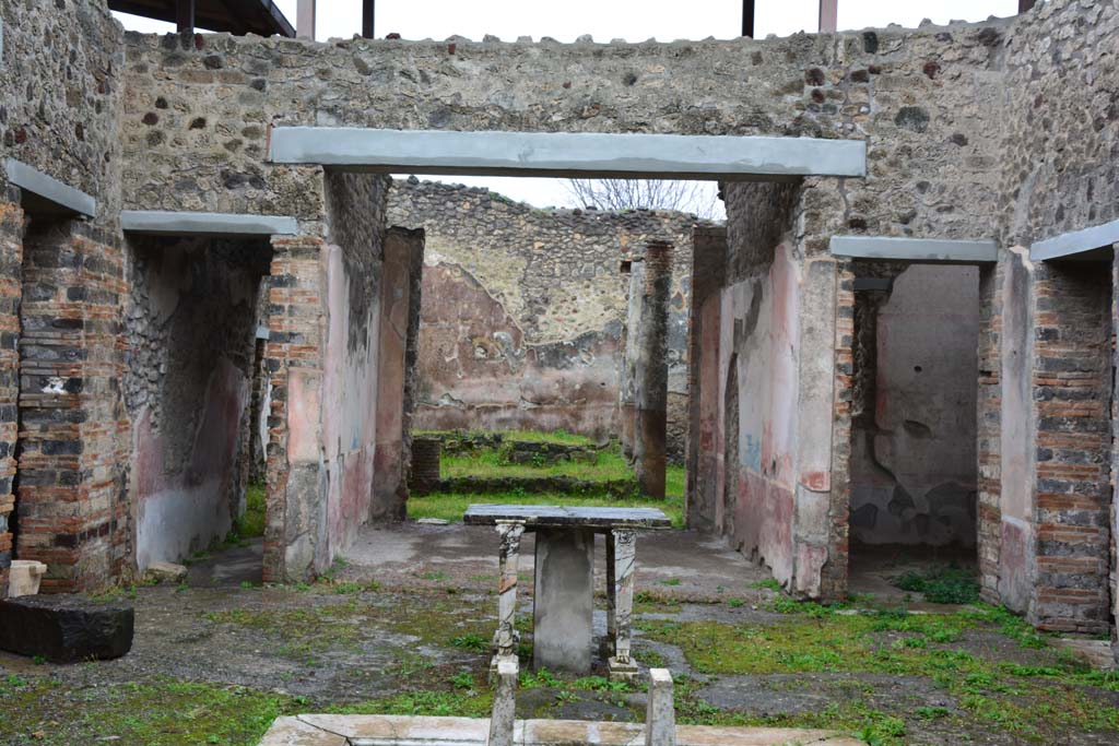 IX.5.11 Pompeii. March 2017. Atrium b, looking south from impluvium towards corridor m, tablinum l (L), and room k.
Foto Christian Beck, ERC Grant 681269 DÉCOR.