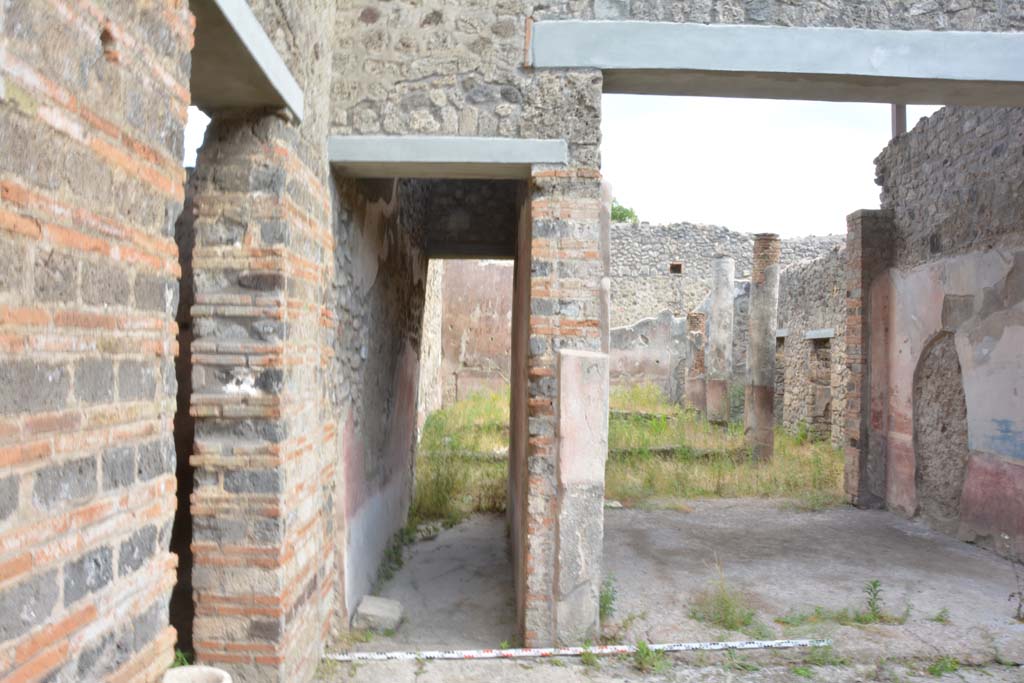 IX.5.11 Pompeii. May 2017. South side of atrium b.
Room b, looking south towards doorway to corridor m, on east side of tablinum l (L), on right.
Foto Christian Beck, ERC Grant 681269 DÉCOR.