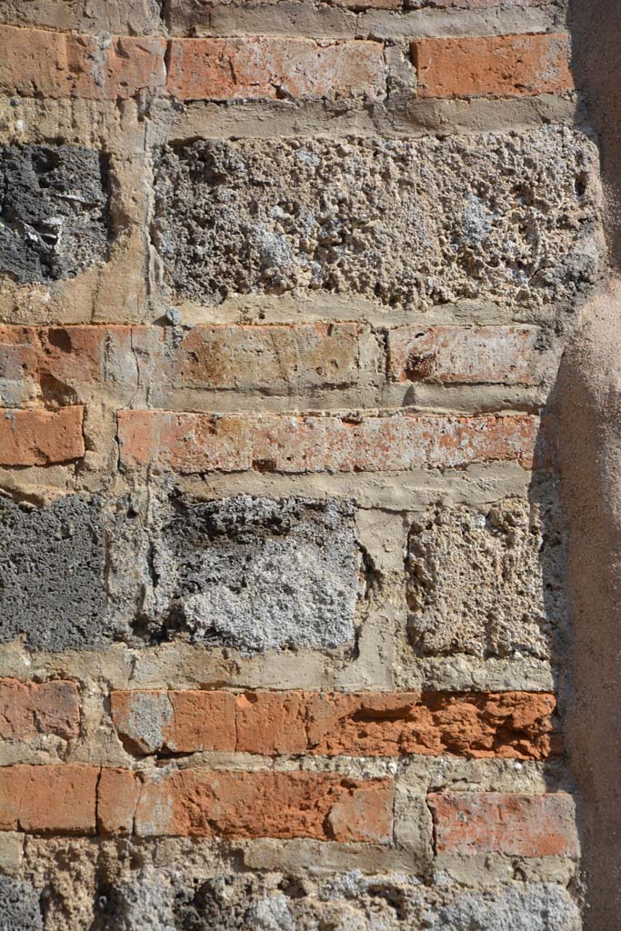IX.5.11 Pompeii. May 2017.
Room b, detail from upper dividing pilaster between corridor m, on left, and tablinum l (L), on right.
Foto Christian Beck, ERC Grant 681269 DÉCOR.