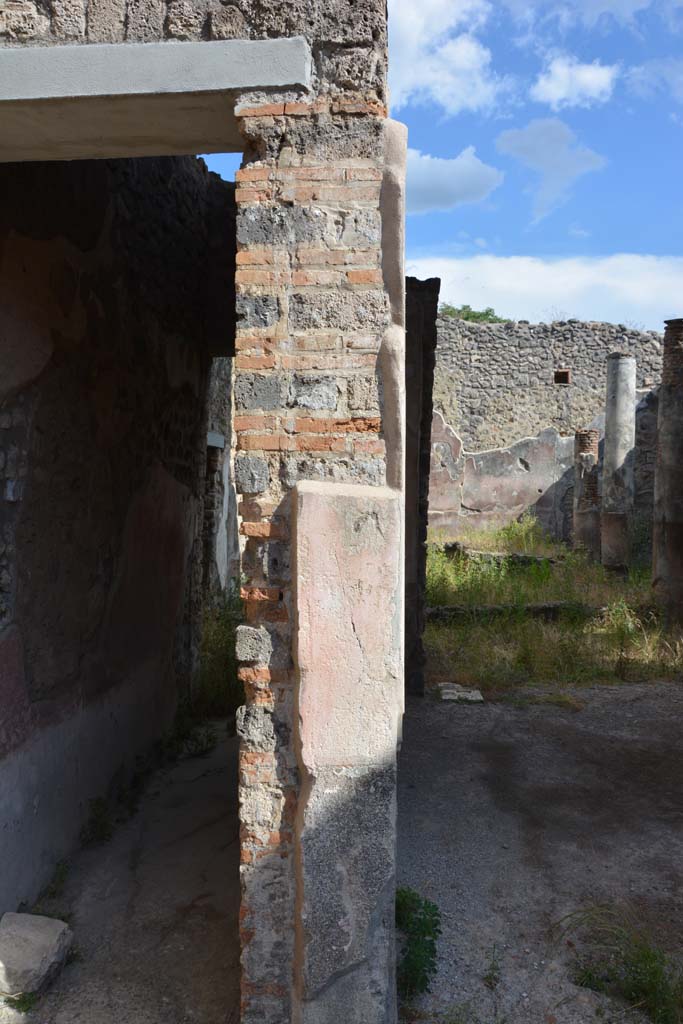IX.5.11 Pompeii. May 2017.
Room b, looking south to dividing pilaster between corridor m, on left, and tablinum l (L), on right.
Foto Christian Beck, ERC Grant 681269 DÉCOR.