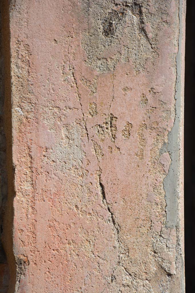 IX.5.11 Pompeii. May 2017.
Room b, detail of remaining stucco on dividing pilaster between corridor m, on left, and tablinum l (L), on right.
Foto Christian Beck, ERC Grant 681269 DÉCOR.