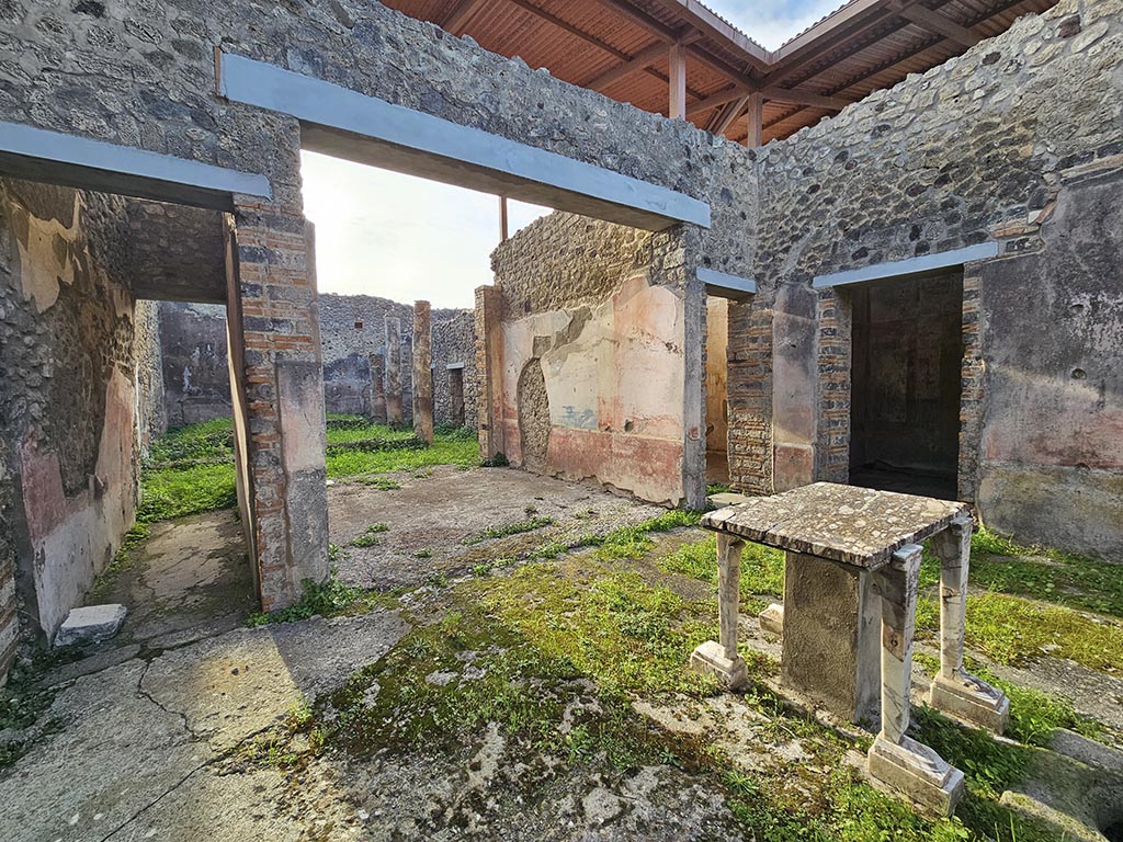 IX.5.11 Pompeii. November 2024.
Room b, looking south from atrium through tablinum to peristyle area. Photo courtesy of Annette Haug.