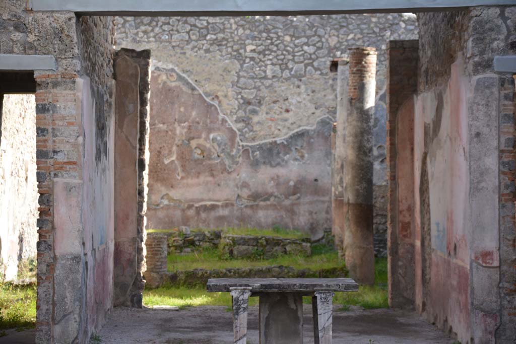 IX.5.11 Pompeii. March 2017. Room b, looking south from atrium through tablinum to peristyle area.
Foto Christian Beck, ERC Grant 681269 DÉCOR.
