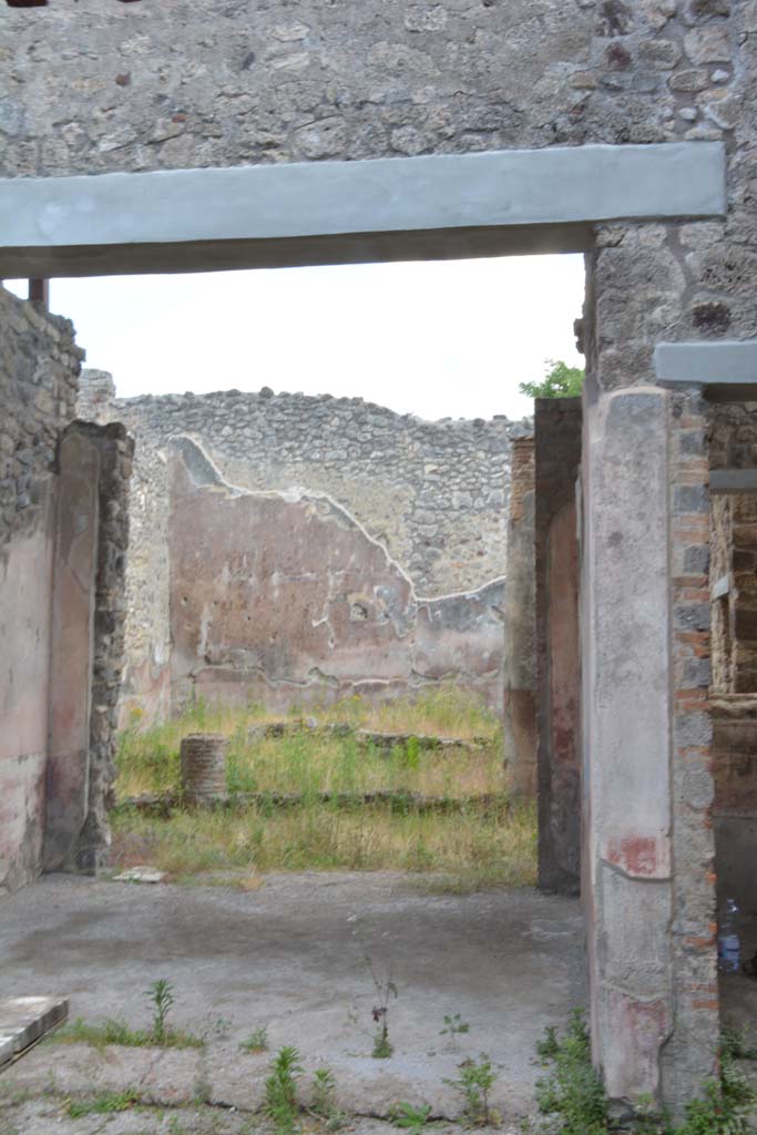 IX.5.11 Pompeii. May 2017.
Room b, looking south from atrium across tablinum l (L) and through to garden area.
Foto Christian Beck, ERC Grant 681269 DÉCOR.