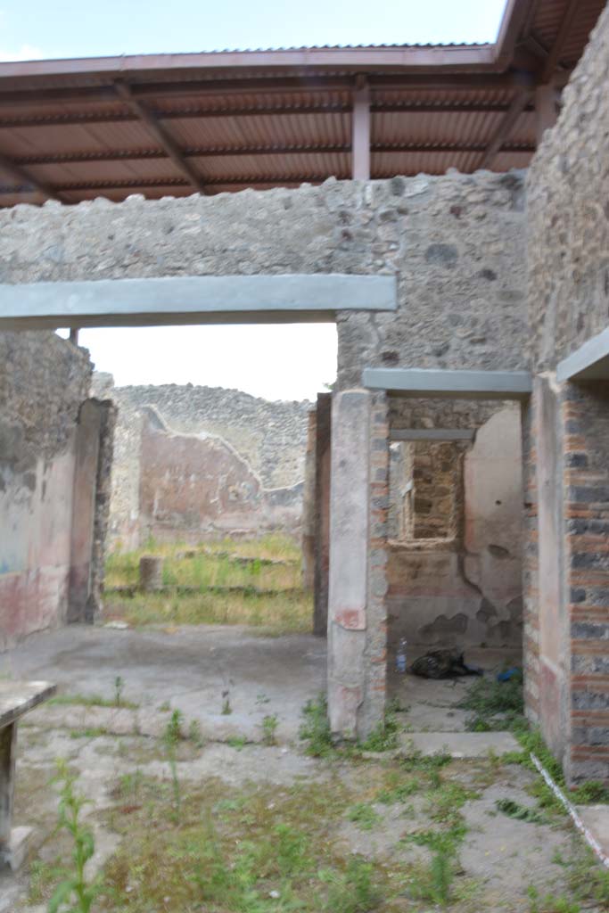 IX.5.11 Pompeii. May 2017.
Room b, south-west corner of atrium with doorway to room k, on right of tablinum.
Foto Christian Beck, ERC Grant 681269 DÉCOR.