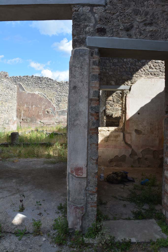IX.5.11 Pompeii. May 2017.
Room b, looking south to dividing pilaster between tablinum l (L), on left, and room k, on right.
Foto Christian Beck, ERC Grant 681269 DÉCOR.