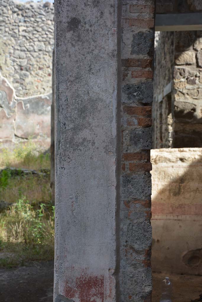 IX.5.11 Pompeii. May 2017.
Room b, looking south to detail of dividing pilaster between tablinum l (L), on left, and room k, on right.
Foto Christian Beck, ERC Grant 681269 DÉCOR.