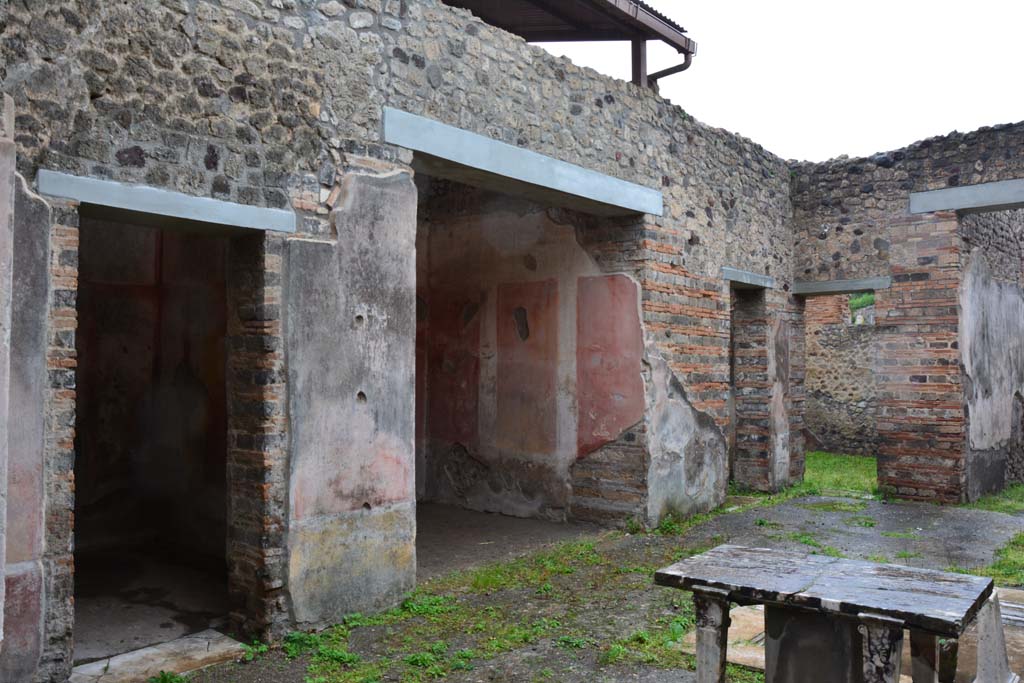 IX.5.11 Pompeii. March 2017. Atrium b, looking north-west towards doorways to rooms f, e, d, and c.
Foto Christian Beck, ERC Grant 681269 DÉCOR.
