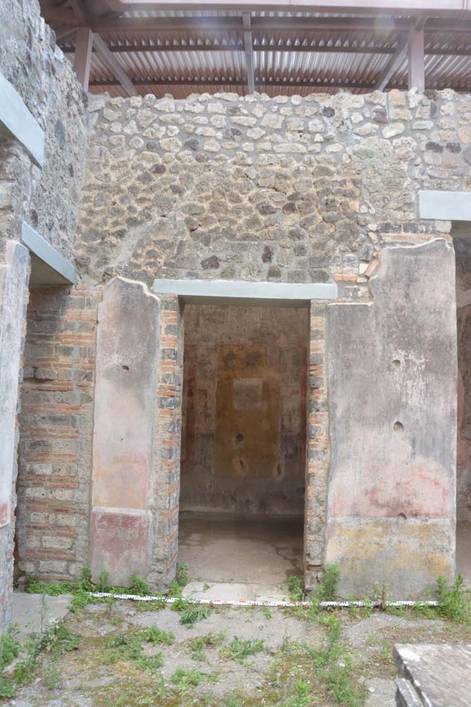 IX.5.11 Pompeii. May 2017. West side of atrium b.
Room b, looking west in south-west corner of atrium towards doorway to room f.
Foto Christian Beck, ERC Grant 681269 DÉCOR.