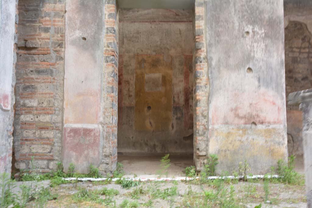 IX.5.11 Pompeii. May 2017. Room b, doorway to room f, in south-west corner of atrium.
Foto Christian Beck, ERC Grant 681269 DÉCOR.