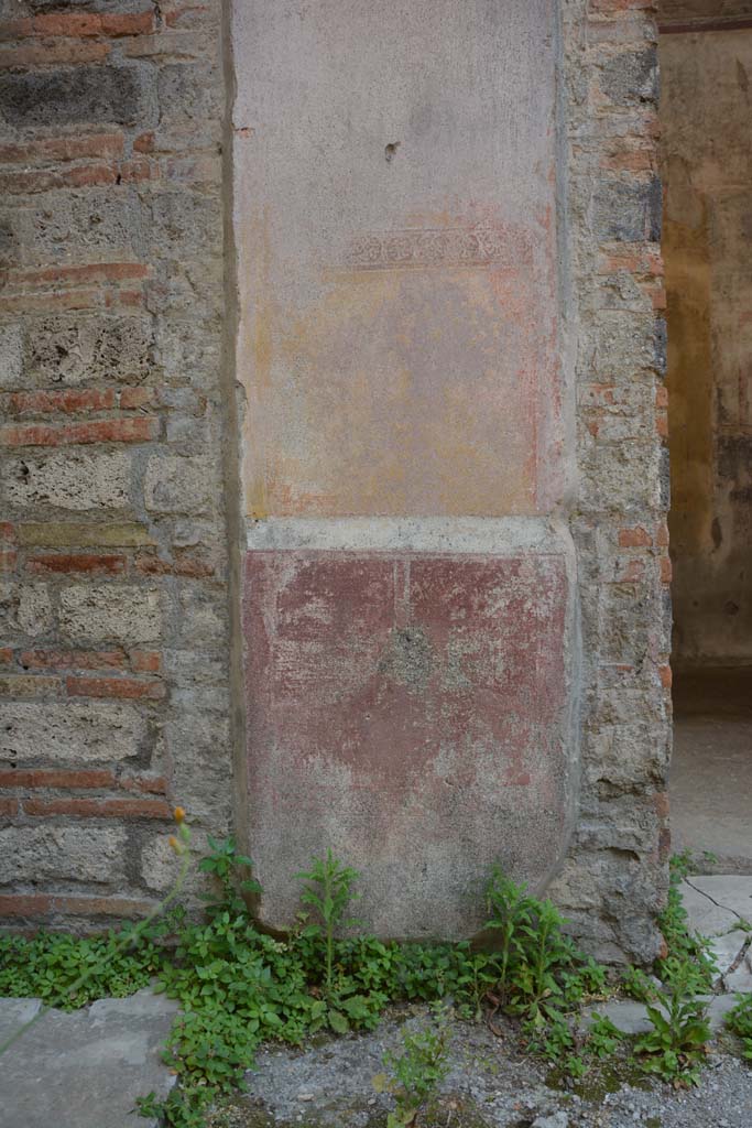 IX.5.11 Pompeii. May 2017.
Room b, painted decoration on lower south side of doorway into room f.
Foto Christian Beck, ERC Grant 681269 DÉCOR.