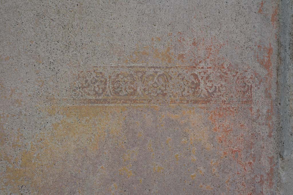 IX.5.11 Pompeii. May 2017.
Room b, detail of painted decoration and border with circular patterns on yellow panel above red zoccolo panel on south side of doorway into room f.
Foto Christian Beck, ERC Grant 681269 DÉCOR.
