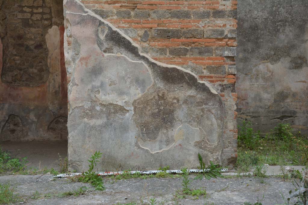 IX.5.11 Pompeii. May 2017. Looking west to wall in atrium b, between west ala e, on left and room d, on right.
Foto Christian Beck, ERC Grant 681269 DÉCOR.