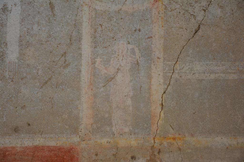 IX.5.11 Pompeii. May 2017. Room g, detail of figure from upper north wall, on east (right) side.
Foto Christian Beck, ERC Grant 681269 DCOR.
According to PPM 
On the upper white north wall on east side of central panel, within a painted aedicula surmounted by a painting of a still-life of pomegranates, was a female figure with a cornucopia.
(p.558)
