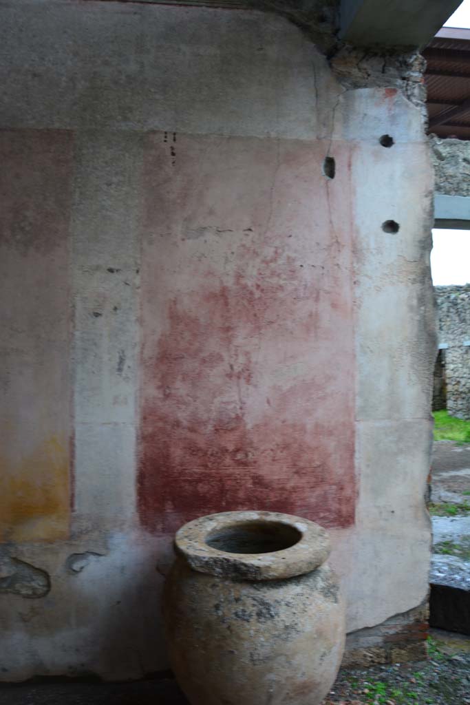 IX.5.11 Pompeii. March 2017. Room h, looking towards red side panel at west end of south wall.  
Foto Christian Beck, ERC Grant 681269 DCOR.

