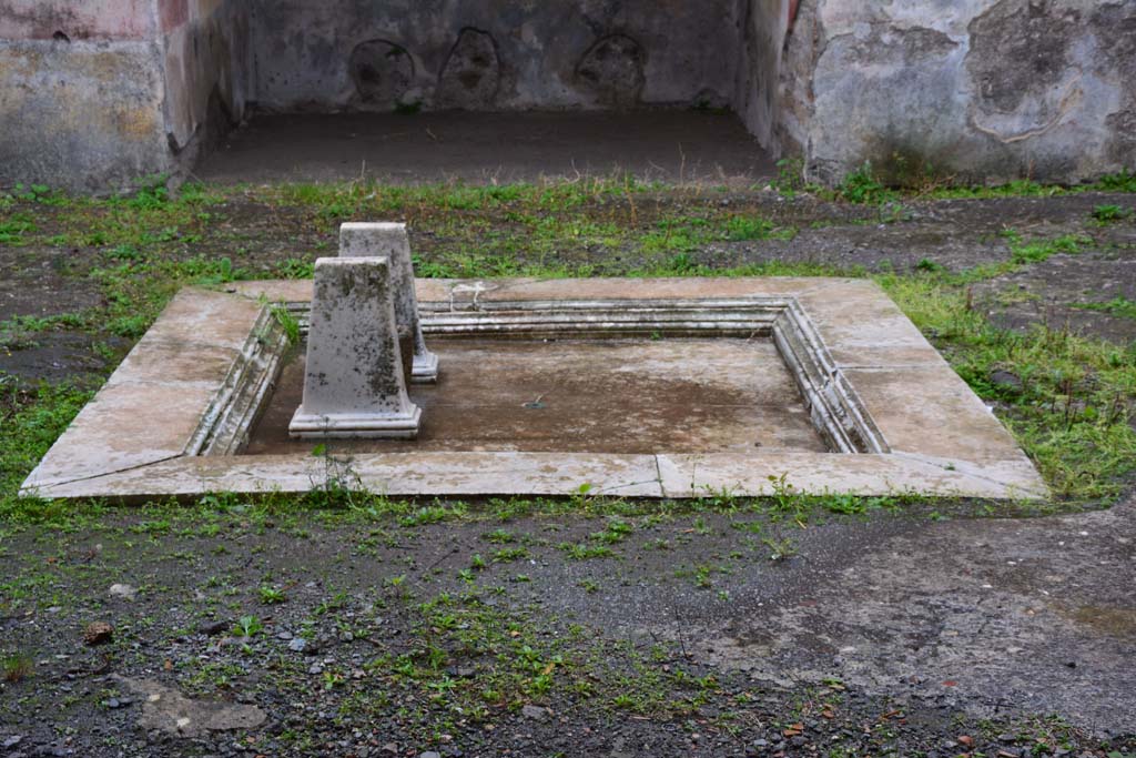 IX.5.11 Pompeii. March 2017. Room h, looking west across impluvium in atrium b towards west ala, opposite. 
Foto Christian Beck, ERC Grant 681269 DCOR.


