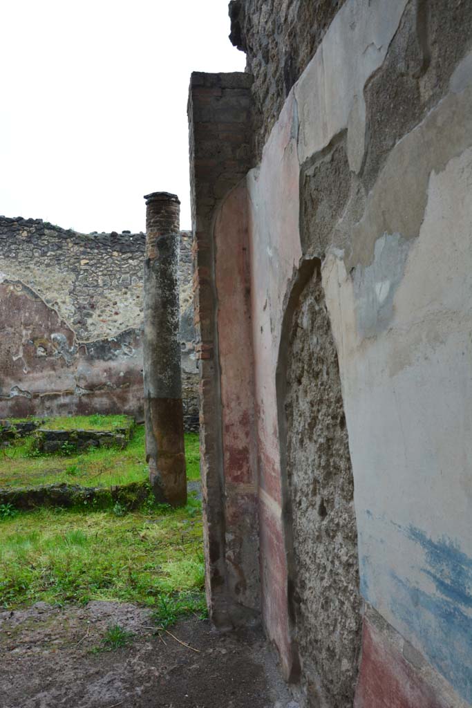 IX.5.11 Pompeii. March 2017. Room I (L), looking south along west wall towards peristyle/garden.
Foto Christian Beck, ERC Grant 681269 DÉCOR.

