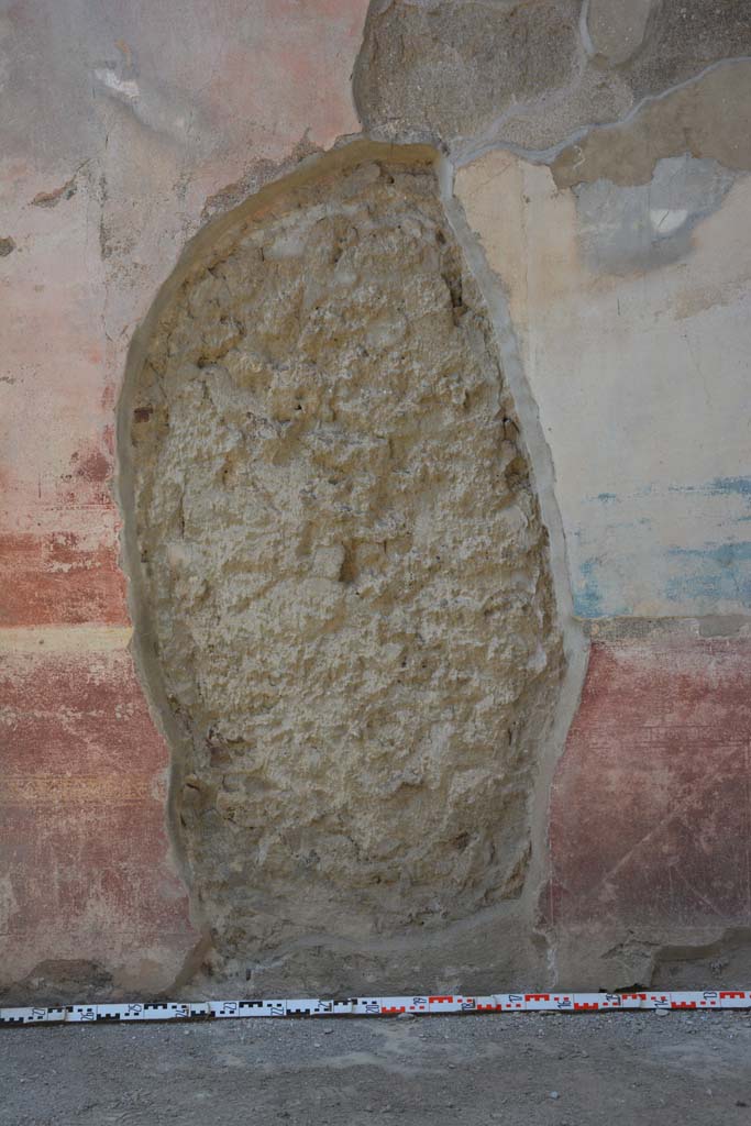 IX.5.11 Pompeii. May 2017. 
Room l (L), detail of hole made by the ancient searchers breaking through the west wall of the tablinum.
Foto Christian Beck, ERC Grant 681269 DÉCOR.

