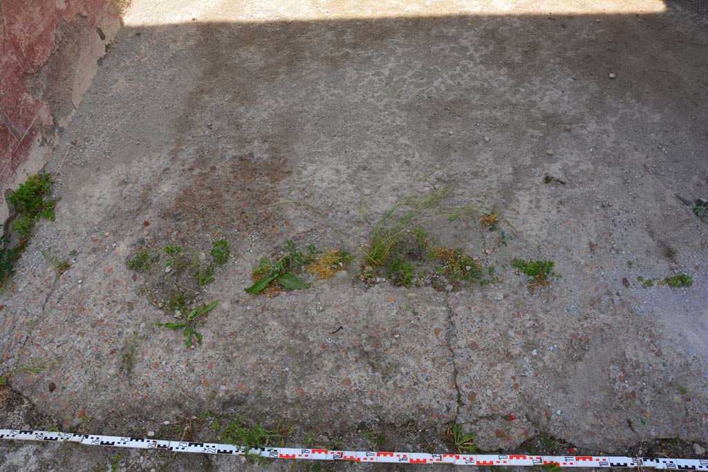 IX.5.11 Pompeii. May 2017. Room l (L), flooring towards north end of tablinum.
Foto Christian Beck, ERC Grant 681269 DCOR.
