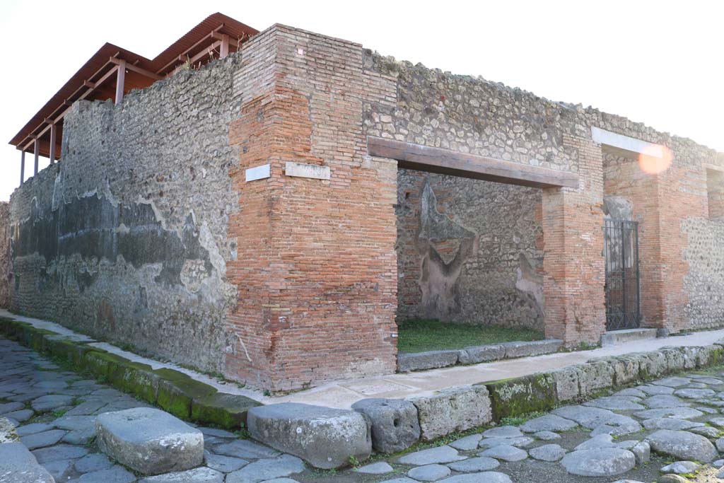 IX.5.12 Pompeii. December 2018.
Looking south-west towards doorway to shop, from junction between Vicolo del Centenario, on left, and Via di Nola, on right.
Photo courtesy of Aude Durand.