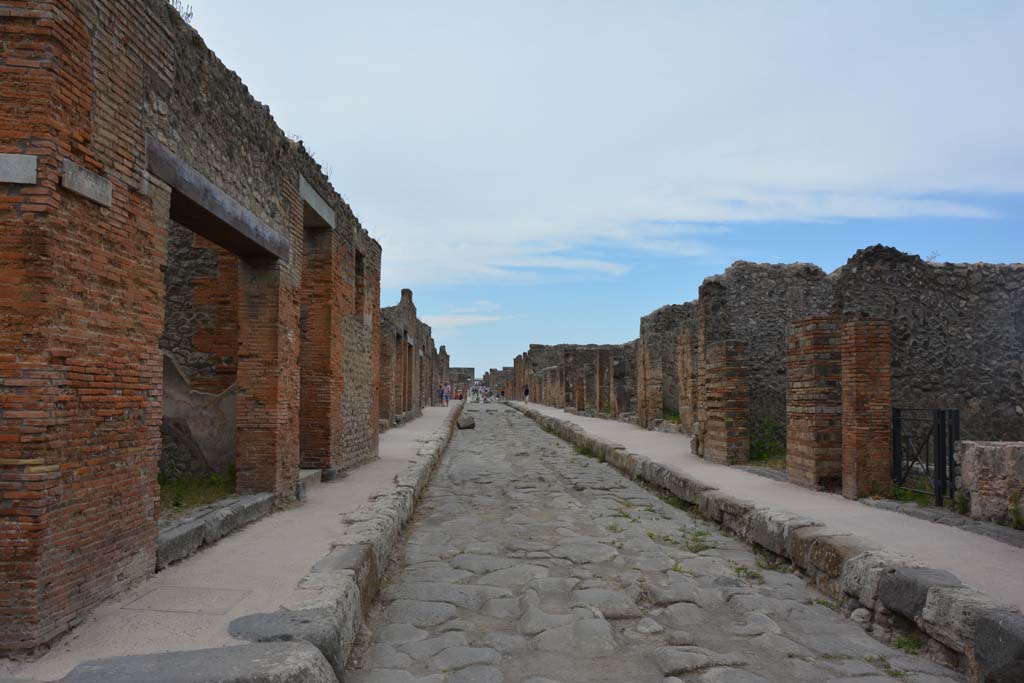 IX.5.12 Pompeii. May 2017. Looking west along Via di Nola from entrance doorway, on left.
Foto Christian Beck, ERC Grant 681269 DÉCOR.