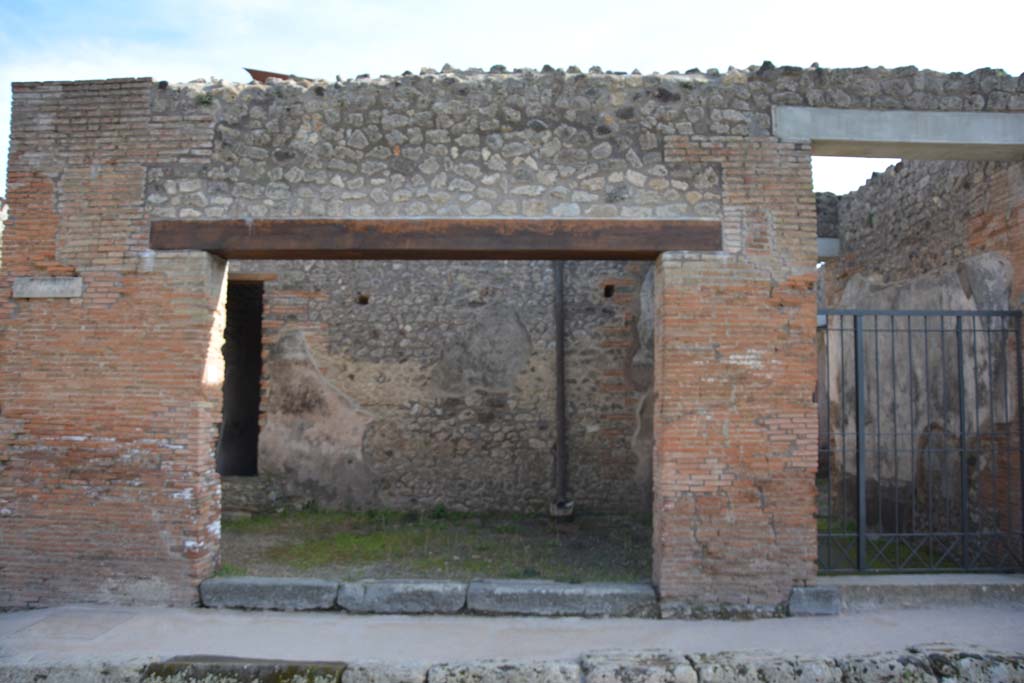 IX.5.12 Pompeii. March 2017. Looking south to entrance doorway on Via di Nola.
Foto Christian Beck, ERC Grant 681269 DÉCOR.