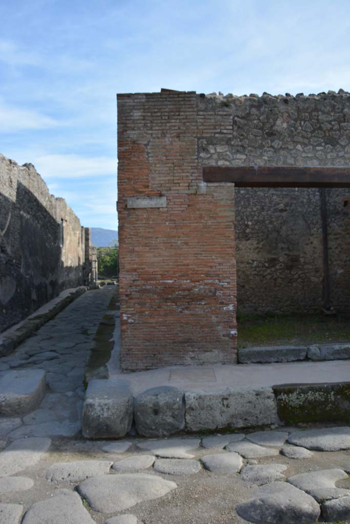 IX.5.12 Pompeii. March 2017.
Looking south to pilaster on east side of doorway on corner junction with Vicolo del Centenario.
Foto Christian Beck, ERC Grant 681269 DÉCOR.