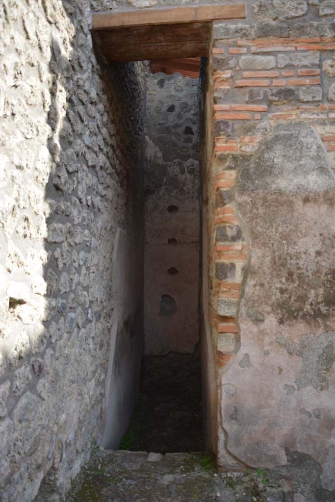 IX.5.12 Pompeii. March 2017. Narrow area in south-east corner of shop.
Foto Christian Beck, ERC Grant 681269 DÉCOR.