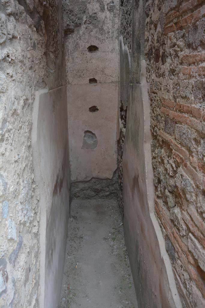 IX.5.12 Pompeii. May 2017. Looking south into narrow area.
Foto Christian Beck, ERC Grant 681269 DÉCOR.