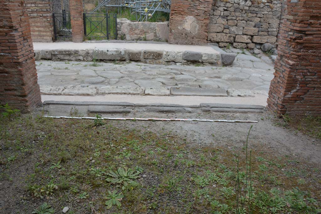 IX.5.12 Pompeii. May 2017. Looking north to entrance doorway with entrance threshold onto Via di Nola.
Foto Christian Beck, ERC Grant 681269 DÉCOR.