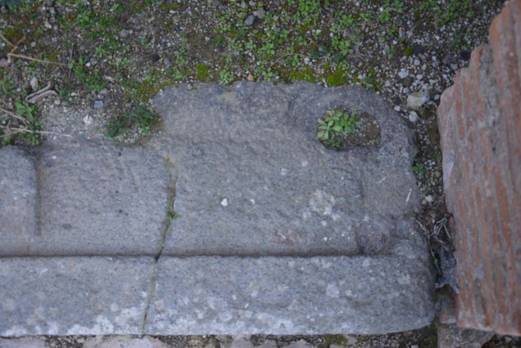 IX.5.12 Pompeii. March 2017. West end of doorway threshold.
Foto Christian Beck, ERC Grant 681269 DÉCOR.