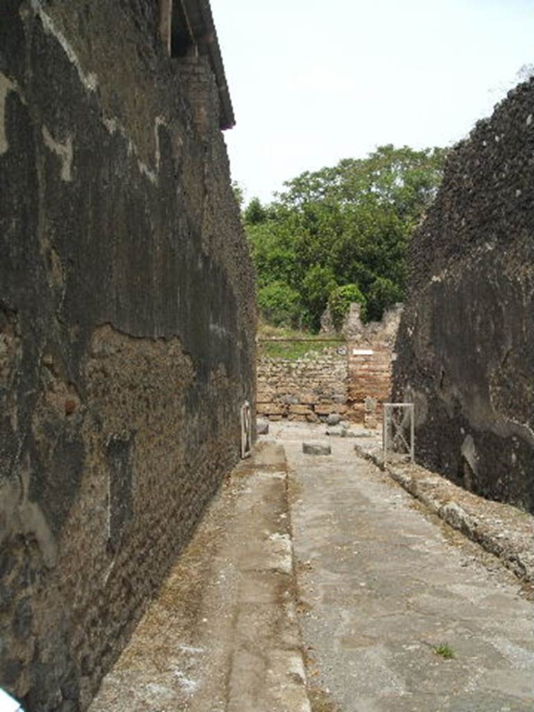 IX.5.13 Vicolo del Centenario looking north to Via di Nola. May 2005. IX.8