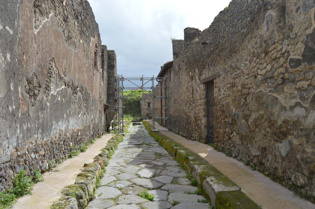 IX.8 Pompeii, on left. March 2018. Vicolo del Centenario, looking south from outside IX.5.13, on right.
Foto Taylor Lauritsen, ERC Grant 681269 DÉCOR.