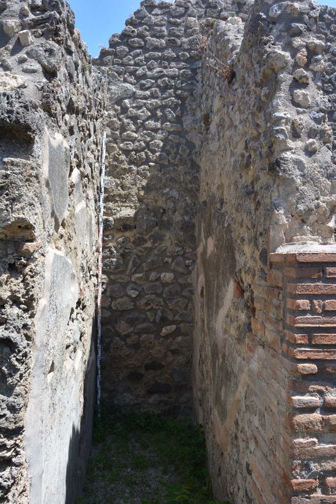 IX.5.14 Pompeii. May 2017. Corridor “p”, looking east from doorway to kitchen “q”, on right. 
Foto Christian Beck, ERC Grant 681269 DÉCOR.
