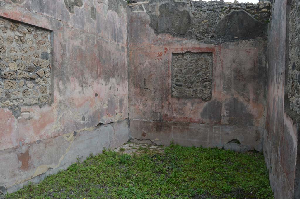 IX.5.14 Pompeii. March 2018. Triclinium f, looking towards north wall, on left, and east wall, in centre.
Foto Taylor Lauritsen, ERC Grant 681269 DCOR.
